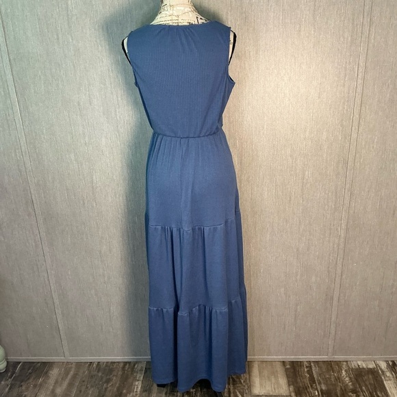 Gilli Sleeveless Blue Maxi Dress Size Medium - Picture 10 of 12